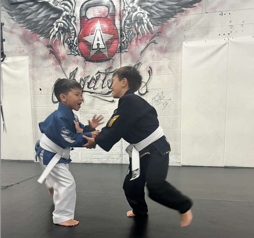 Jeunes étudiants apprenant les techniques de jiujitsu